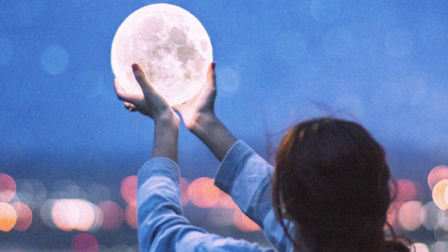 L'oroscopo di domani 30 ottobre: Luna in Gemelli, sentimenti 'si' per Toro (1^ met&agrave;).