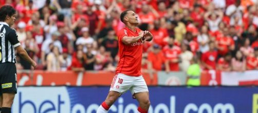Alan Patrick se destacou contra o Santos. (Ricardo Duarte/SC Internacional)