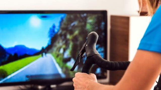 Un'atleta di ciclismo virtuale
