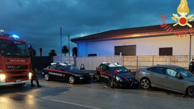 Calabria, feriti 4 carabinieri e il conducente del veicolo a causa di un incidente stradale.