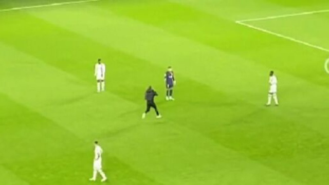 Kylian Mbapp&eacute; au Parc des Princes (capture Twitter @panams75)
