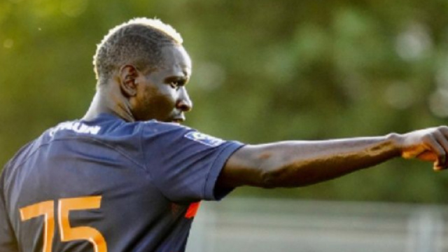 Mamadou Sakho a projet&eacute; son coach au sol (Screenshoot Twitter @mamadousakho)