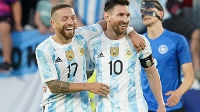 Papu Gomez et Lionel Messi avec le maillot de l'Argentine (capture Twitter @PVSportFR)