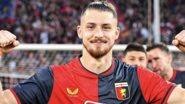 Radu Dragusin, centrale difensivo del Genoa.