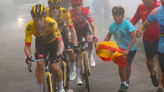 Ciclismo, il dominio della Jumbo Visma sull'Angliru