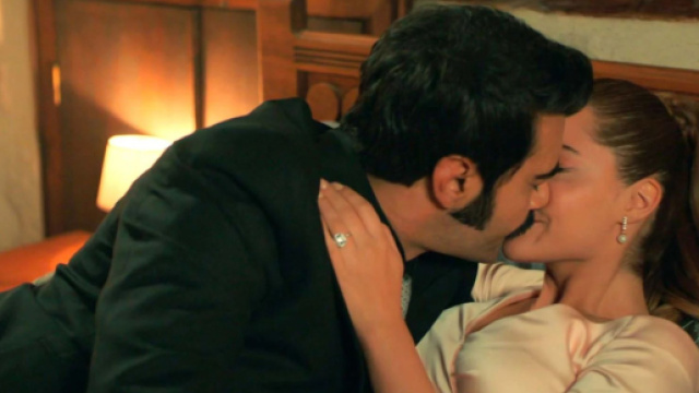 Terra amara prossimi episodi: Demir chiede a Zuleyha di sposarlo al suono del violino.