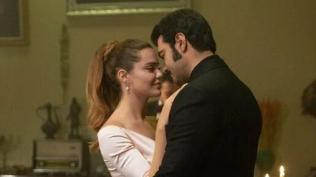 Terra amara, episodi 3-4/11: Altun perde la memoria e bacia Yaman.