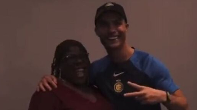 Cristiano Ronaldo avec la maman de Francis Ngannou (capture Twitter @AllezLesLions)