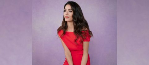 Novità moda autunno 2023: il trench di Amal Clooney e i jeans larghi