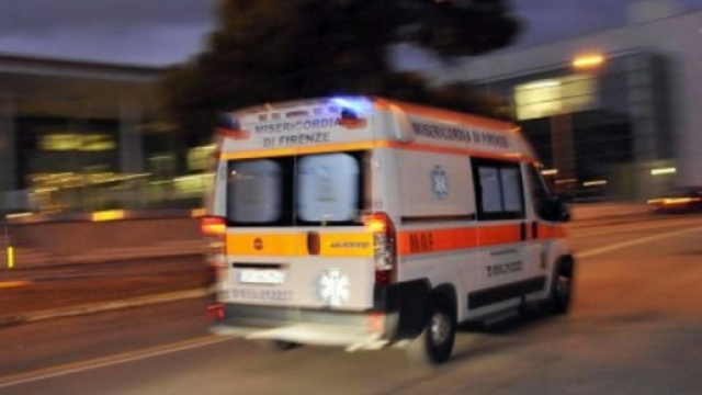 Cade dall'altalena e sbatte la testa. &Egrave; grave