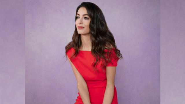 Novit&agrave; moda per l'autunno 2023, i jeans larghi di Alessia Marcuzzi e il trench di Amal Clooney