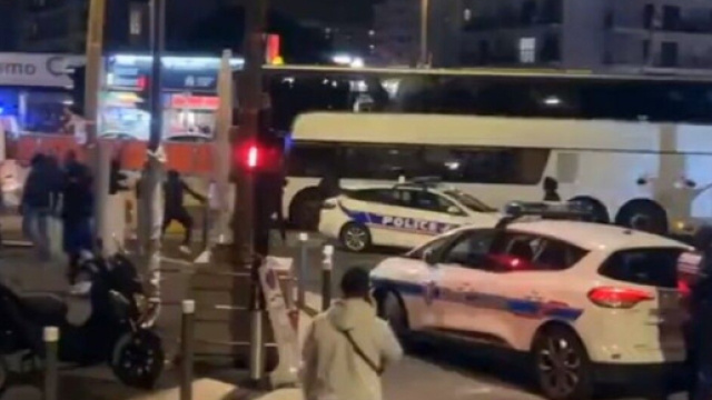 Apr&egrave;s les incidents autour du bus des Lyonnais en marge d'OM-OL, les supporters ont exprim&eacute; leur col&egrave;re. (@Yaseen_PSG)