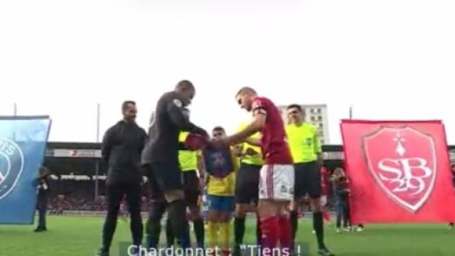 Mbapp&eacute; charri&eacute; par un Brestois ce dimanche en Ligue 1. (screenshot Twitter @primevideo)