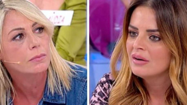 U&D, Aurora perde le staffe con Roberta: 'Sei cafona, sai solo accavallare le gambe'.