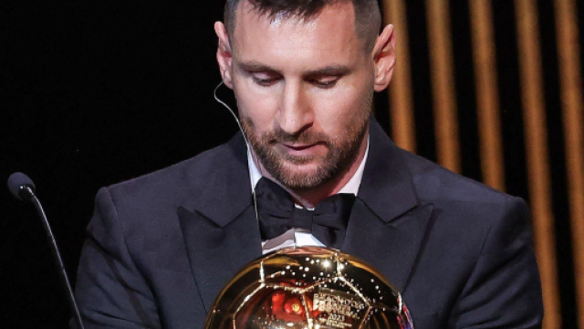 Sacr&eacute; de son 8&egrave;me Ballon d'or, Lionel Messi ne fait pas l'unanimit&eacute;, m&ecirc;me parmi les anciennes stars du foot. (@BarcaWorldwide)
