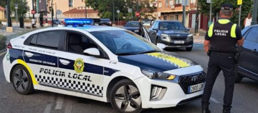 La Polic&iacute;a Local logr&oacute; reducir al hombre antes de que presuntamente lanzara a su mujer por el balc&oacute;n (Facebook, Policia Local Alcoi)