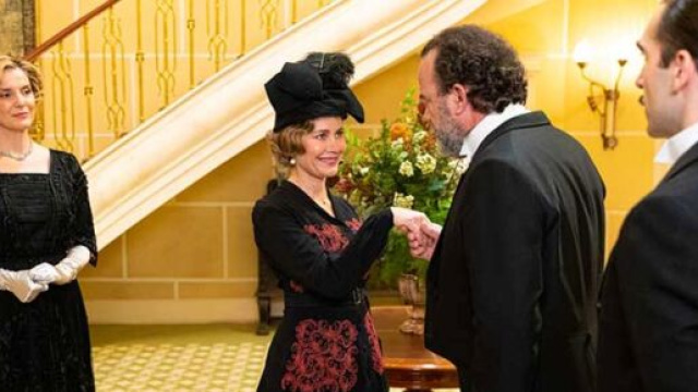 La Promessa, trame spagnole: Cruz scopre che Elisa ha dei trascorsi con Alonso.