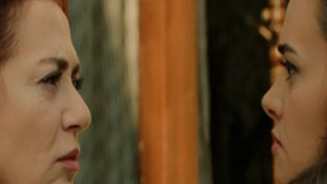 Terra amara: Sevda e Umit si abbracciano.