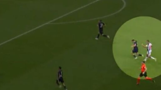 Ugarte victime d'un mauvais geste de la part de Guimaraes. (screenshot Twitter - @RMCsport)