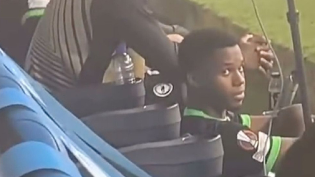 Ansu Fati pris &agrave; partie pendant OM-Brighton. (screenshot Twitter - @Konrad__FCB)