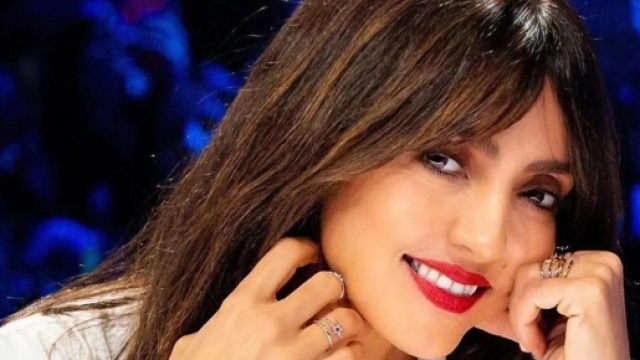 Le tendenze della moda e outfit per l'autunno 2023, il blazer nero di Cristina Parodi e i jeans a zampa di Ambra Angiolini.