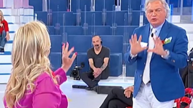Uomini e donne, Elio Servo sbotta: 'Ho lasciato per le offese di Tina, Maria tesse le fila'.
