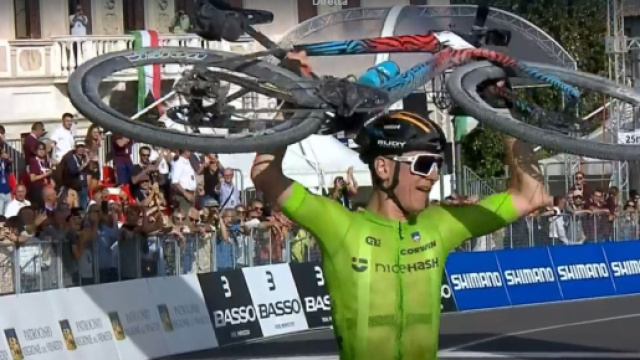 Ciclismo, la vittoria di Matej Mohorič al Mondiale gravel.