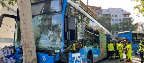 El autob&uacute;s choc&oacute; contra la parte trasera de otro (X, @EmergenciasMad)
