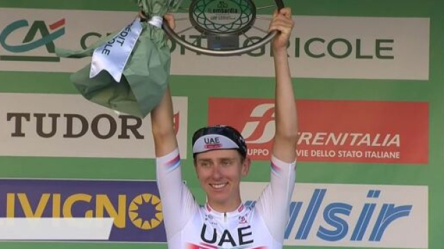 Ciclismo, Tadej Pogačar sul podio del Lombardia.
