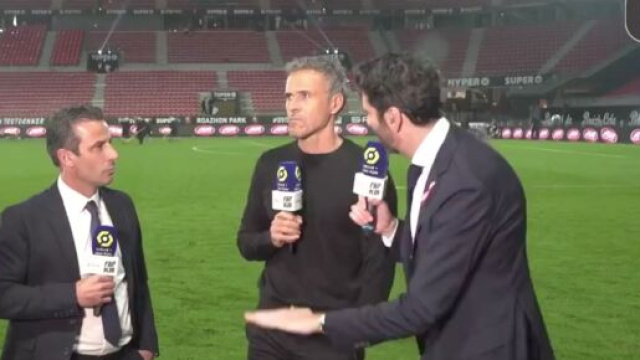 Luis Enrique agac&eacute; par certaines questions ce dimanche soir apr&egrave;s Rennes-PSG. (screenshot Twitter - @Footballogue)