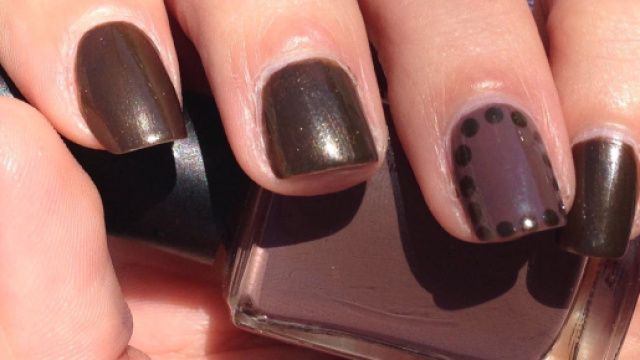 Moda unghie autunno 2023: il colore marrone cioccolato.