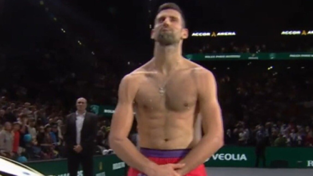 Tout en d&eacute;contraction, Novak Djokovic a remport&eacute; son match d'entr&eacute;e et a m&ecirc;me amus&eacute; la galerie au Rolex Paris Masters. (@TennisTV)