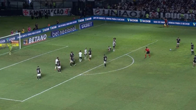 94&egrave;me, c'est le moment choisi par Dimitri Payet pour d&eacute;livrer Vasco de Gama d'un sublime coup-franc. (@brfootball)