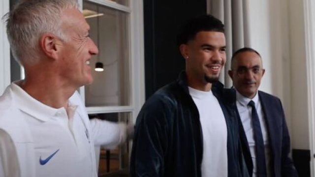 Deschamps et Za&iuml;re-Emery avec l'&eacute;quipe de France. (screenshot YouTube - @edf)