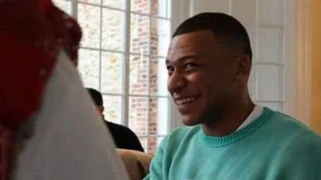 Kylian Mbapp&eacute; &agrave; Clairefontaine (capture Twitter @panams75)