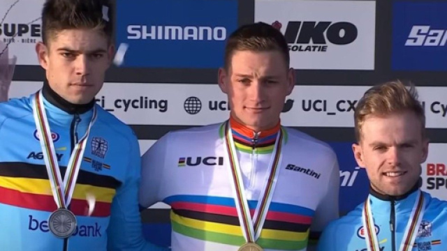 Mathieu Van der Poel e Wout van Aert sul podio dei Mondiali di ciclocross.