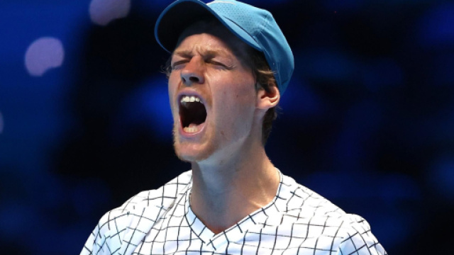 Jannik Sinner cerca il primo successo contro Novak Djokovic.