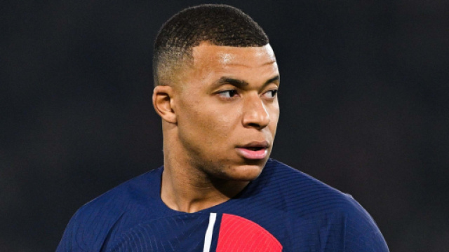 Kylian Mbapp&eacute; avec le maillot du PSG (capture Twitter @panams75)