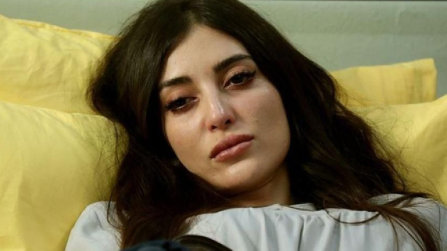 Terra amara, Mujgan muore in un incidente aereo.