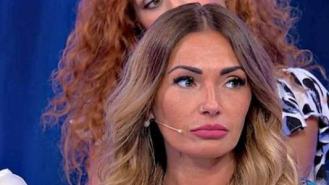 Uomini e donne, scoppia la polemica per Ida sul trono, i fan: '&Egrave; solo business, ridicola'.