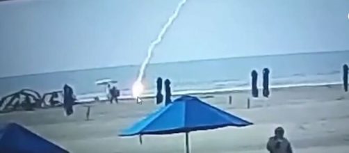 Momento en el que la mujer es alcanzada por un rayo (Captura de v&iacute;deo)