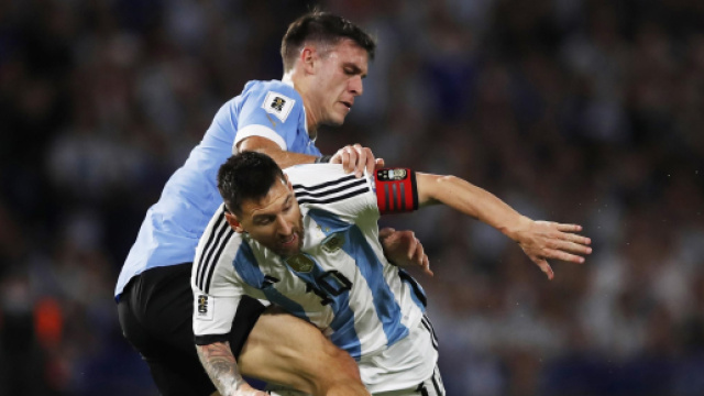 Manuel Ugarte au duel avec Leo Messi (capture Twitter Actu Foot)