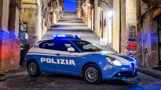 Pattuglia della Polizia di Stato di Caltagirone (immagine di repertorio).