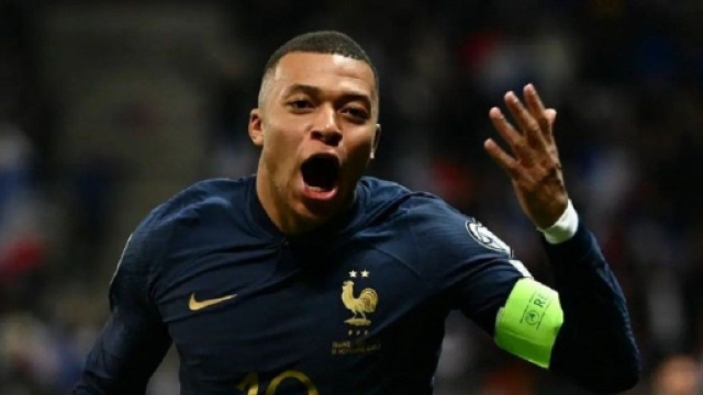 Kylian Mbapp&eacute; avec le maillot des Bleus (capture Twitter @panams75)