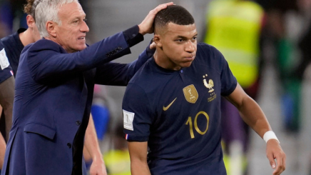 Mbapp&eacute; et Deschamps avec les Bleus (capture Twitter @Actu Foot)