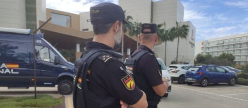 La beb&eacute; ingres&oacute; en el Hospital General de Alicante (X, @policia)