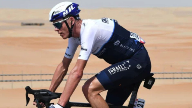 Ciclismo, Chris Froome in sella alla bici Factor del Team Israel.