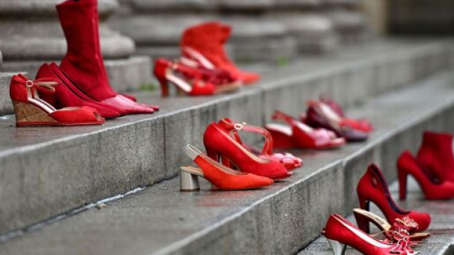 Scarpette rosse, simbolo della violenza sulle donne.