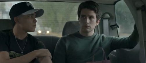 Dario Yazbek Bernal (&agrave; direita) em cena de 'Ningu&eacute;m Precisa Acreditar em Mim' (Reprodu&ccedil;&atilde;o/YouTube)