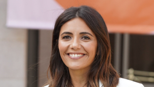 Tendenze moda e outfit per l'inverno 2023-2024, i jeans a zampa di Carla Bruni e la gonna longuette cargo di Serena Rossi.